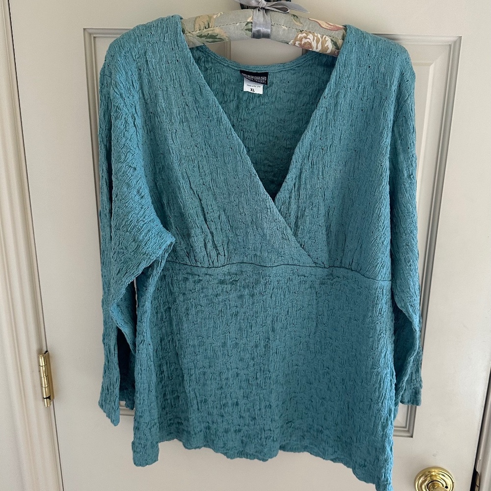 NOMADIC TRADERS TEXTURED V-NECK TOP-XL, NEW CONDITION